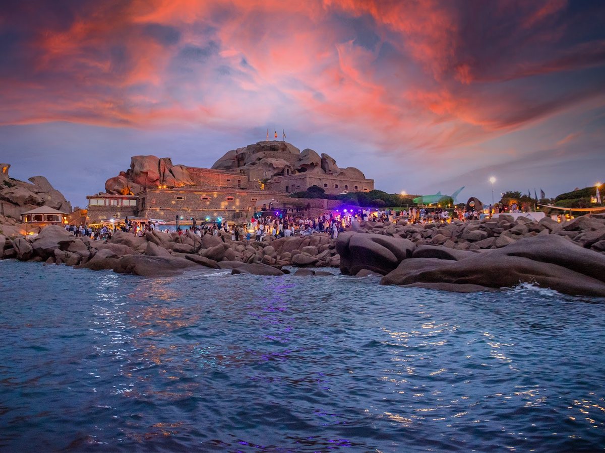 Phi Beach, Place, Porto Cervo