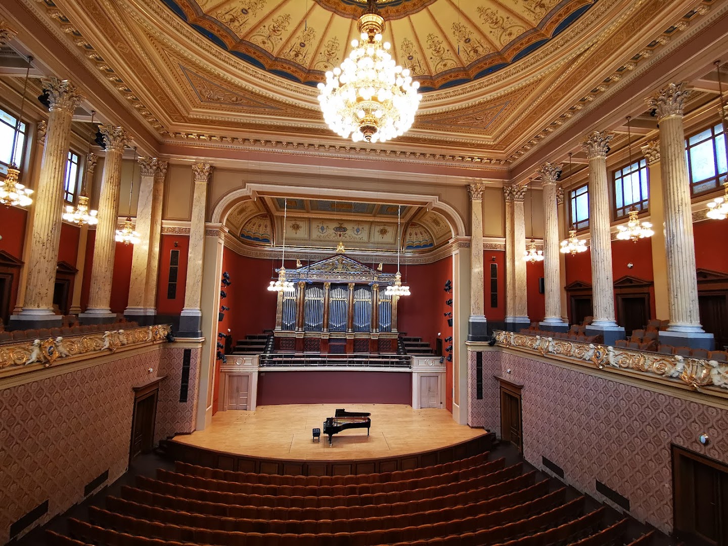 Rudolfinum, Площадка, Прага