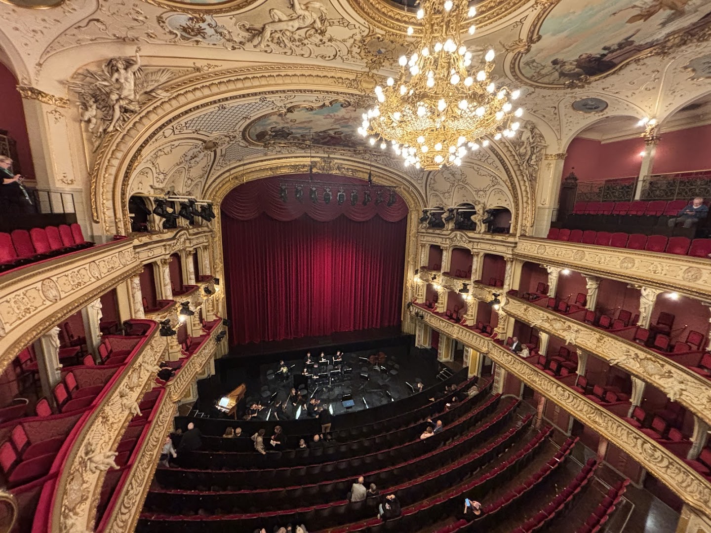 Opernhaus Zürich, Площадка, Цюрих